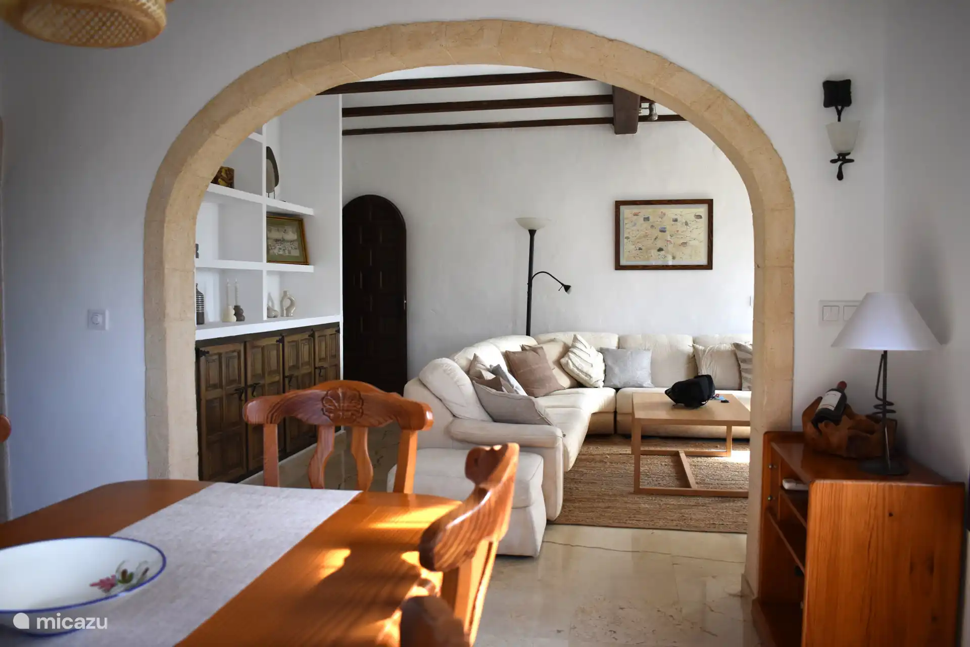 Hier finden Sie ein gemütliches Wohnzimmer mit Kamin und einen Essbereich für 6-8 Personen.