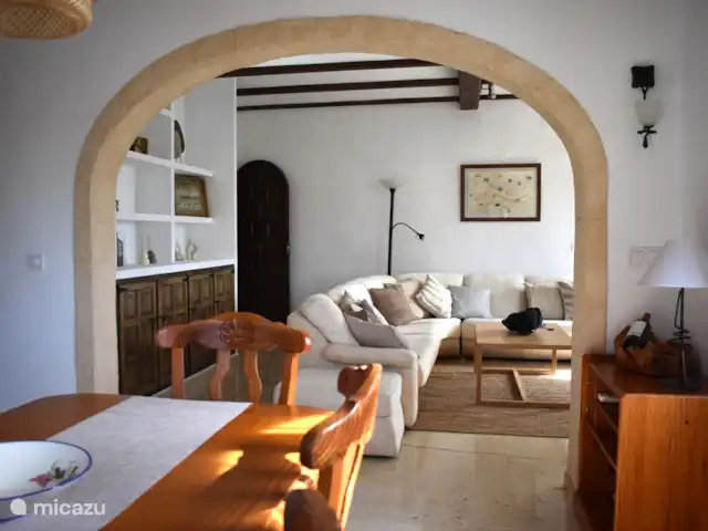 Villa Sin Prisa | Espagne, Costa Blanca, Benissa - villa Vous y trouverez un salon confortable avec cheminée et une salle à manger pour 6 à 8 personnes.