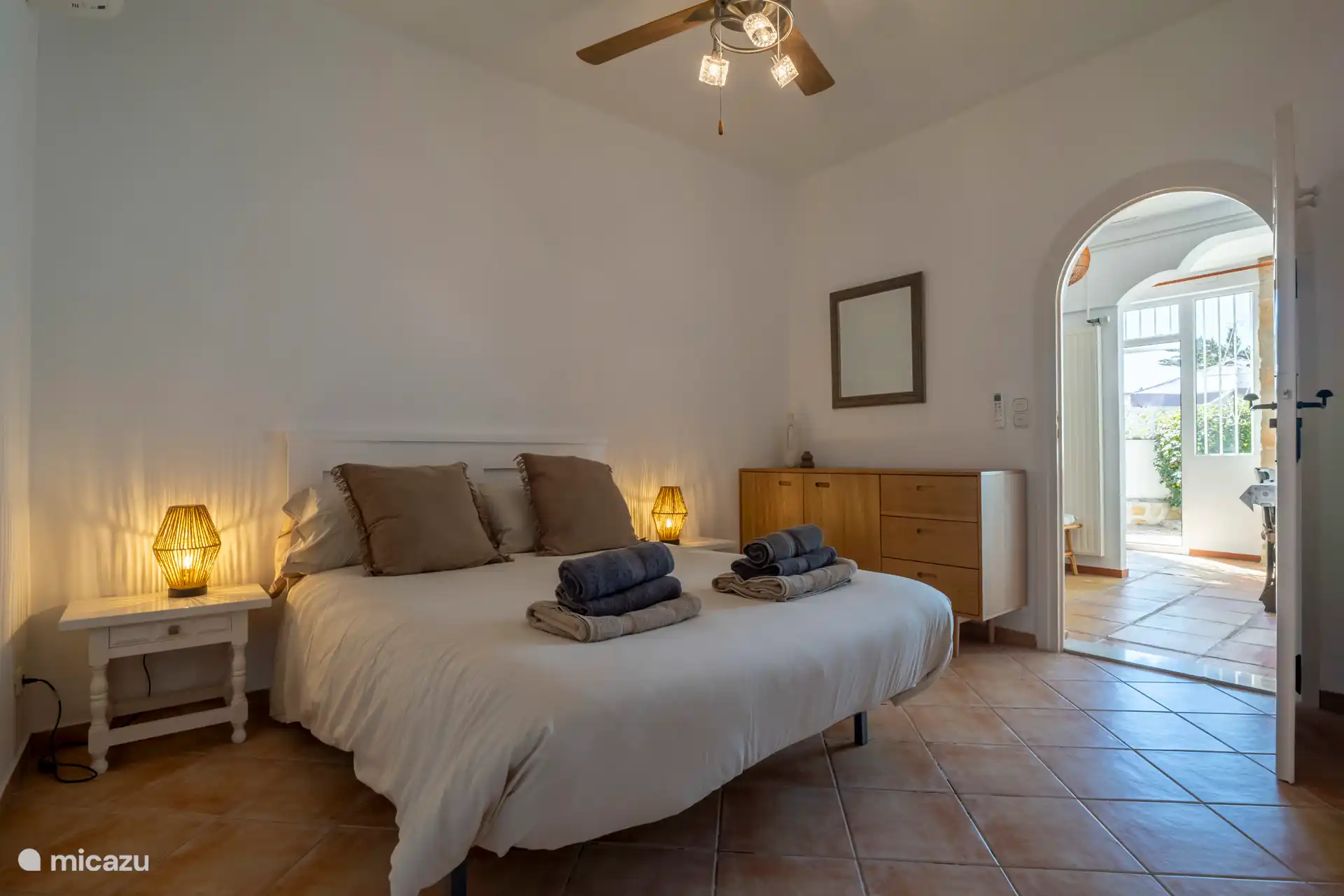 Ein attraktives Schlafzimmer für zwei Personen. 