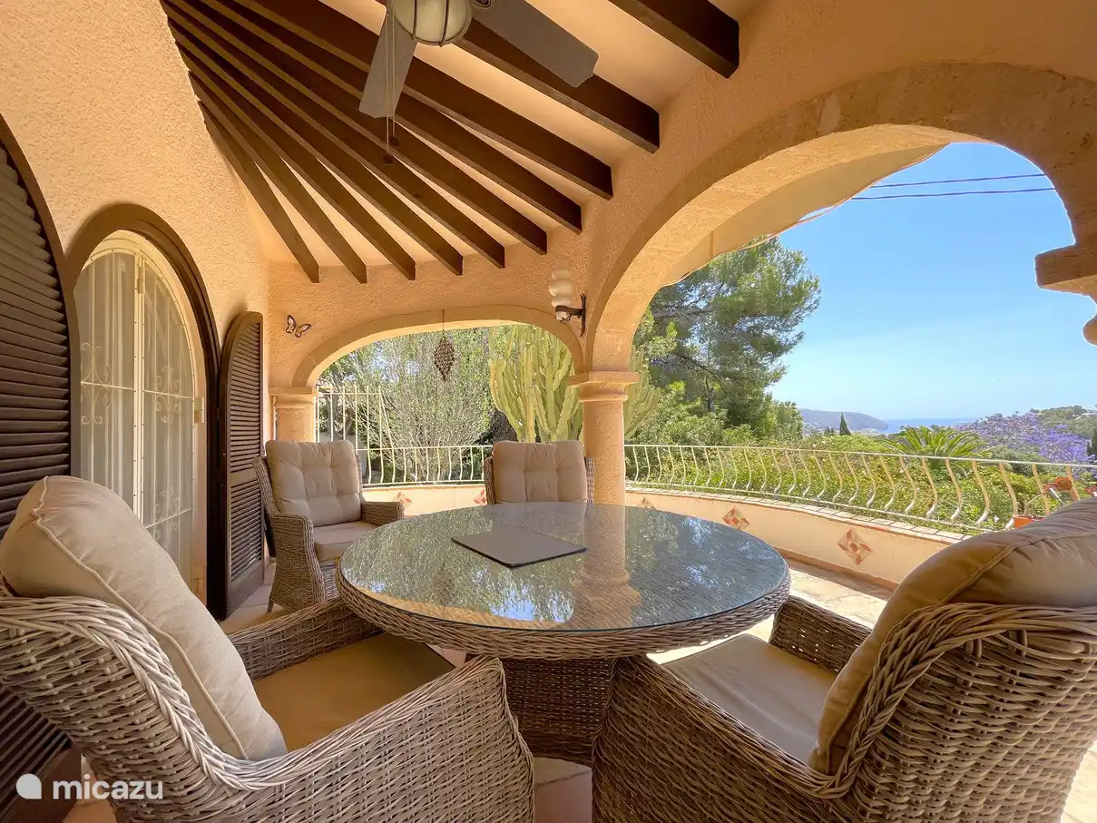 Entspannen Sie sich auf der überdachten Naya bei einem guten Glas Wein und angenehmen Gesprächen.