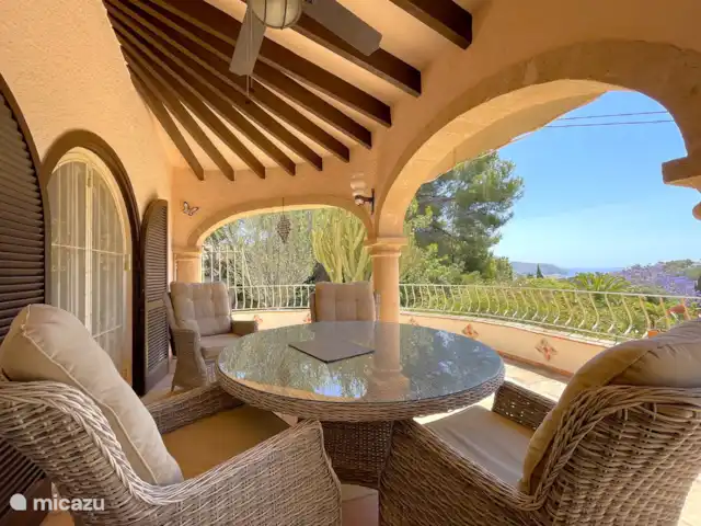 Villa Sin Prisa | Espagne, Costa Blanca, Benissa - villa Détendez-vous sur la naya couverte avec un bon verre de vin et des conversations agréables.