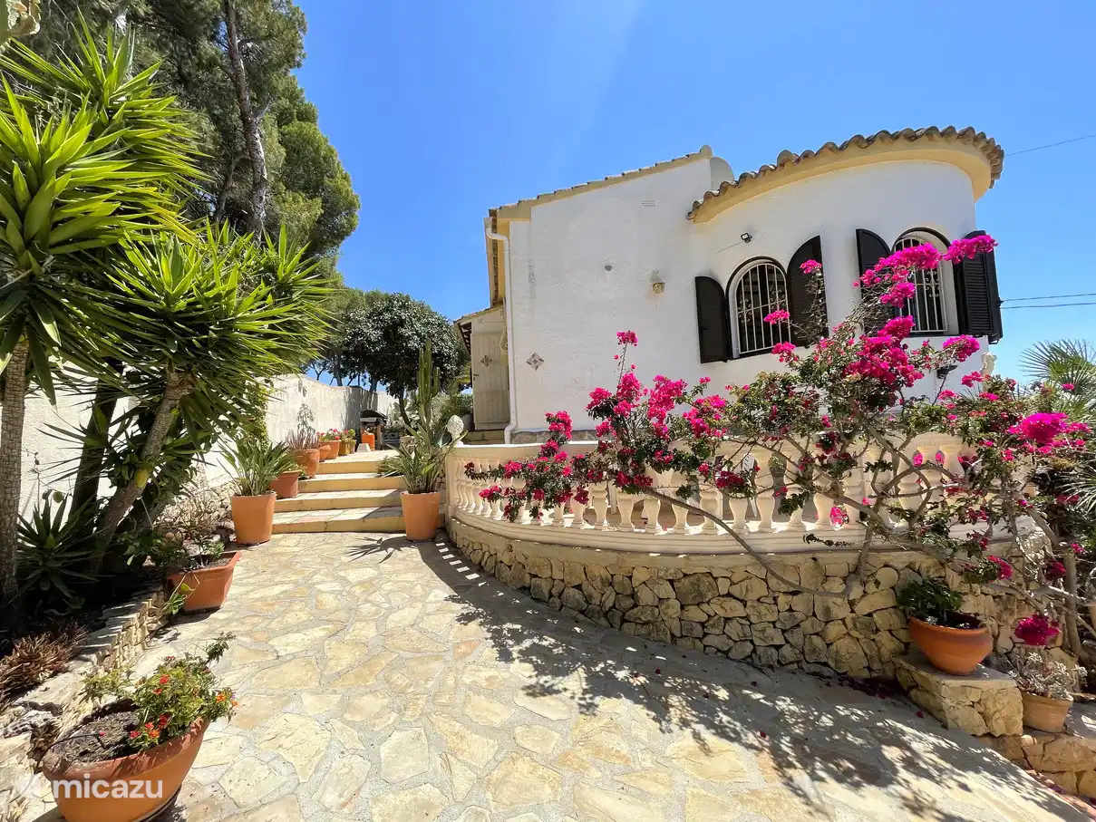 Der Garten der Villa Sin Prisa ist komplett eingezäunt und bietet viel Privatsphäre.