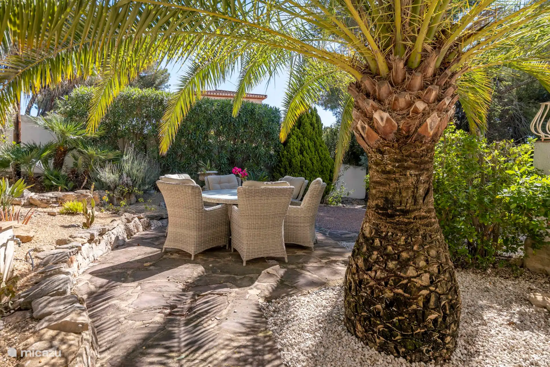 Im wunderschön gestalteten, grünen Garten.