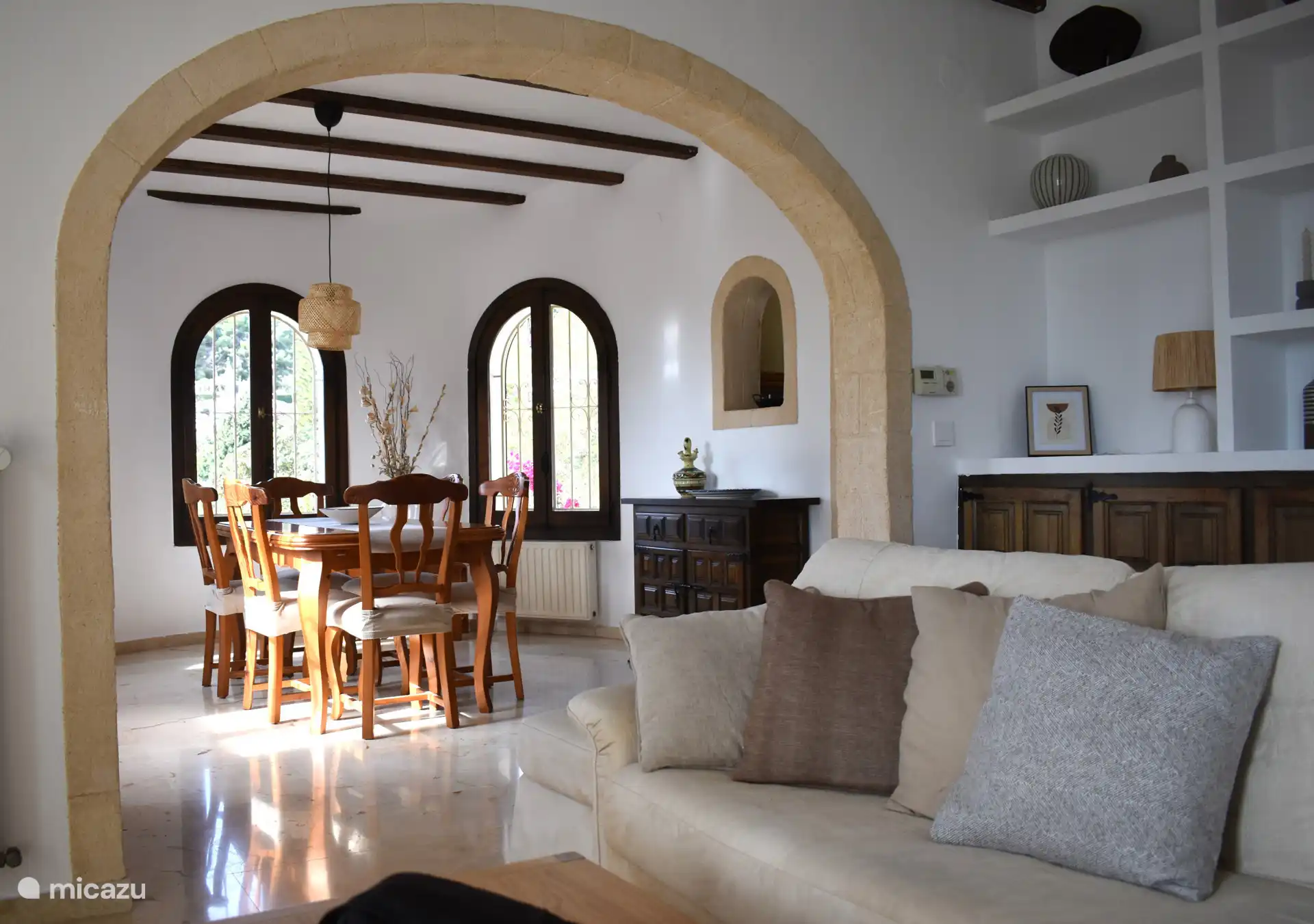 Die Villa befindet sich nur 2,6 km vom Sandstrand von Moraira entfernt und in der Nähe von Supermärkten und Restaurants.