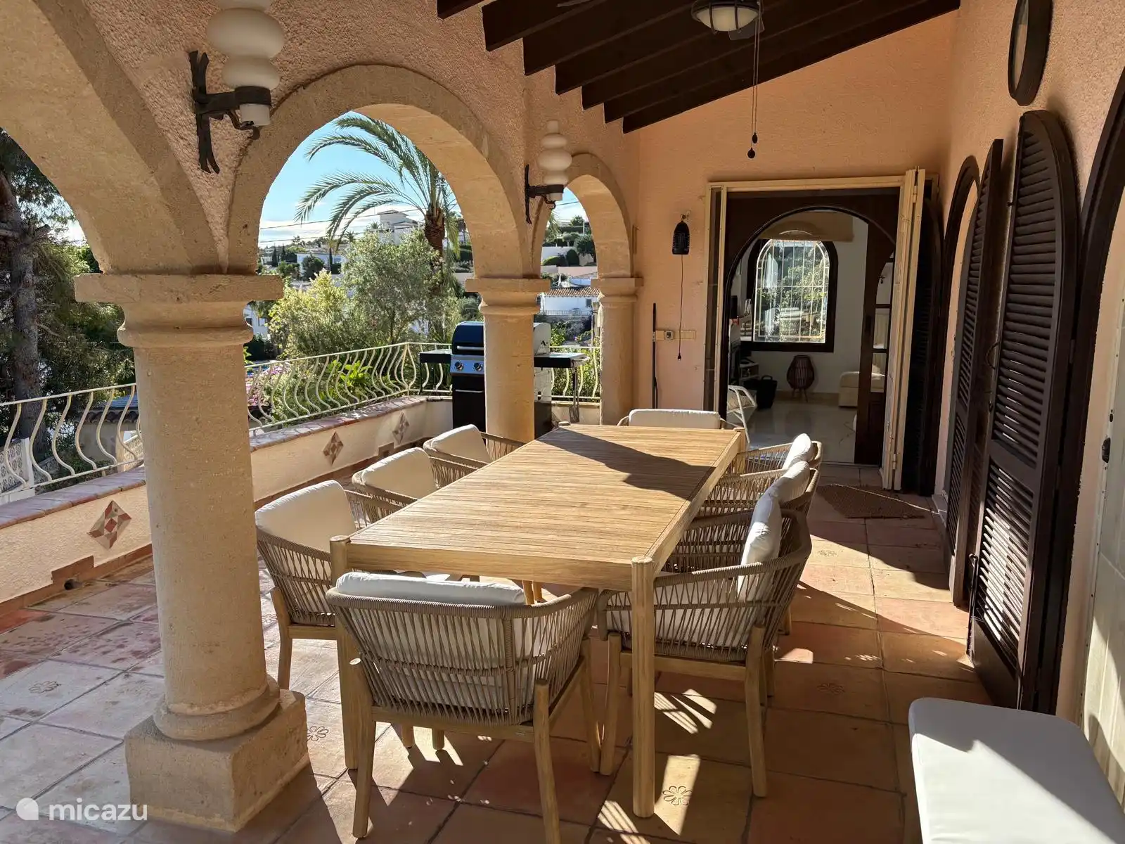 Una terraza agradable con barbacoa.