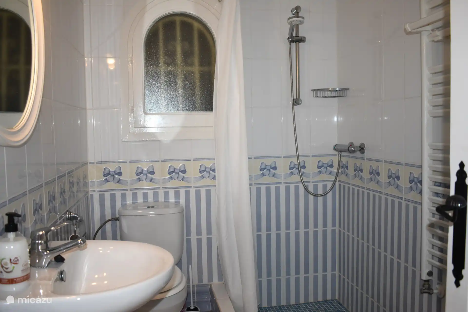 Dieses Badezimmer in der unteren Etage bietet eine Dusche, WC, Waschbecken und Haartrockner, perfekt für die Schlafzimmer auf dieser Etage.