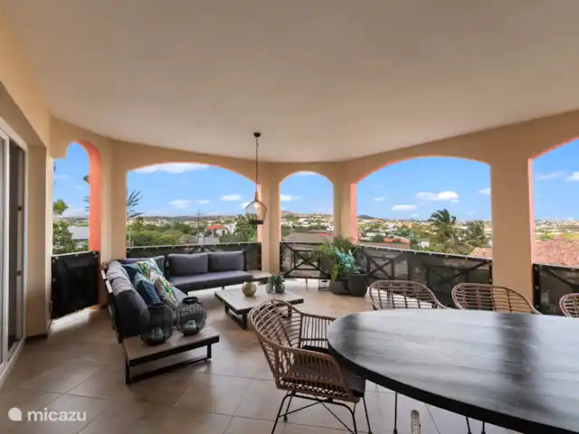 Vista del Sol, Jan Thiel | Curaçao, Banda Ariba (est), Jan Thiel - appartement Terrasse avec salon et table à manger