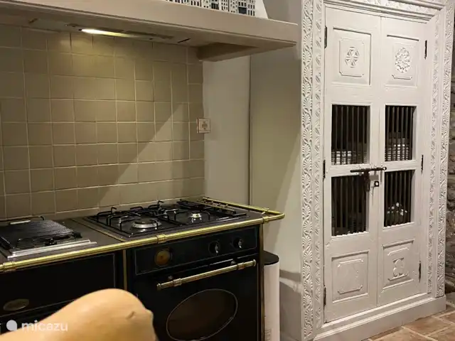 Location de Vacances France, Aude, Alzonne, villa - Maisons du Parc au Domaine le Puget Armoire à vaisselle.