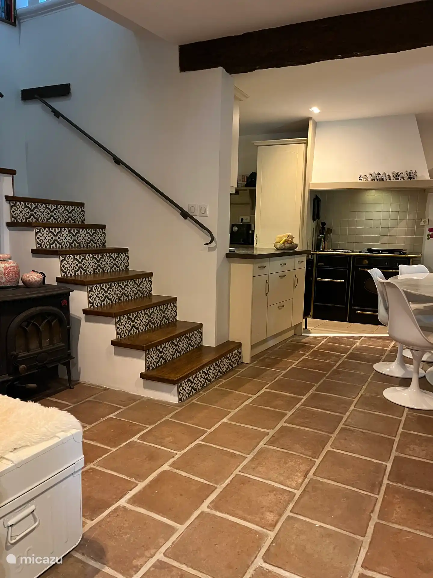 Mesa de comedor para 6 personas cerca de la cocina.