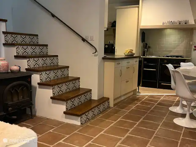 Location de Vacances France, Aude, Alzonne, villa - Maisons du Parc au Domaine le Puget Table à manger pour 6 personnes près de la cuisine.