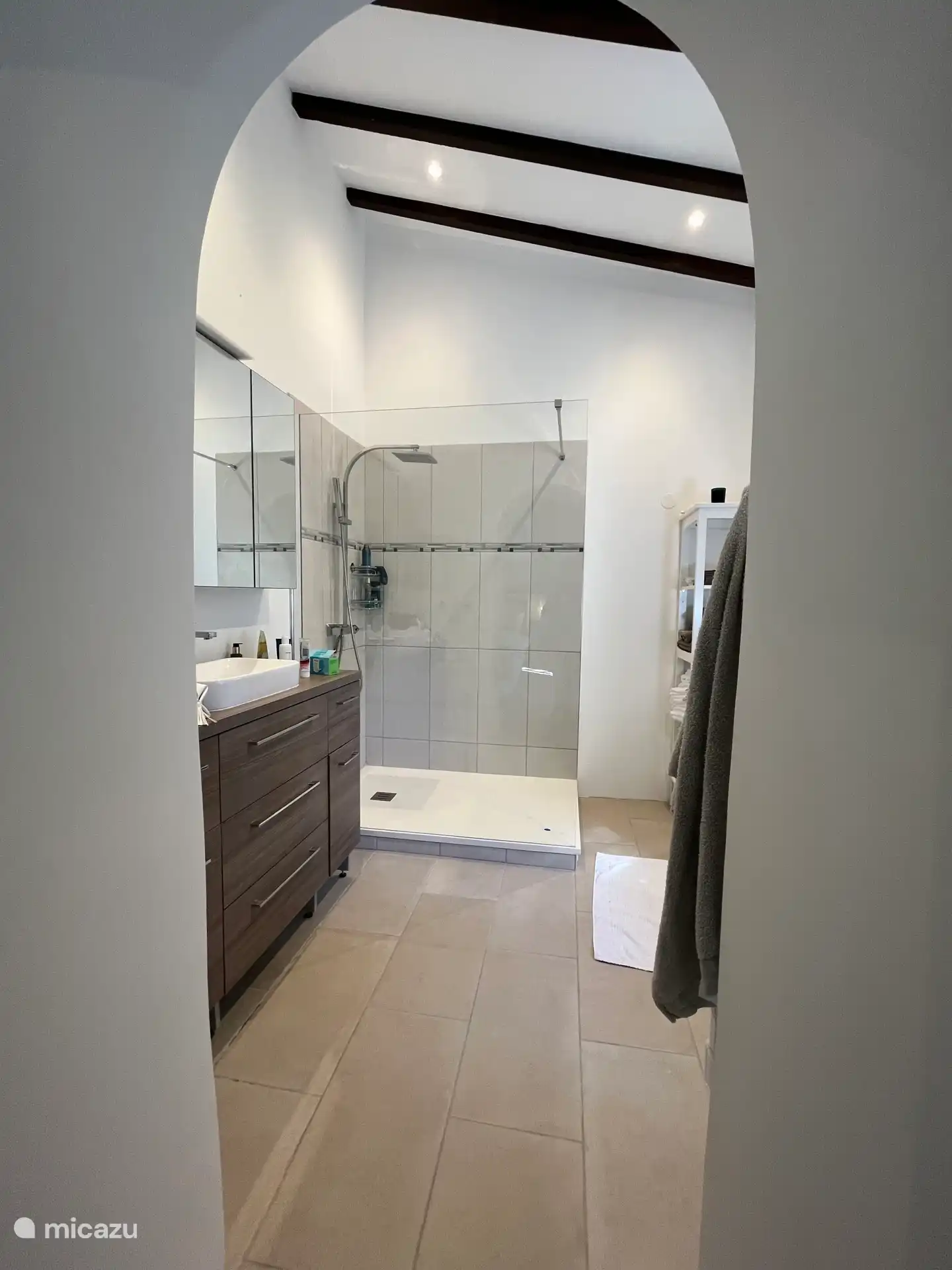 Amplio baño a ras de suelo del dormitorio principal Maison du Parc.