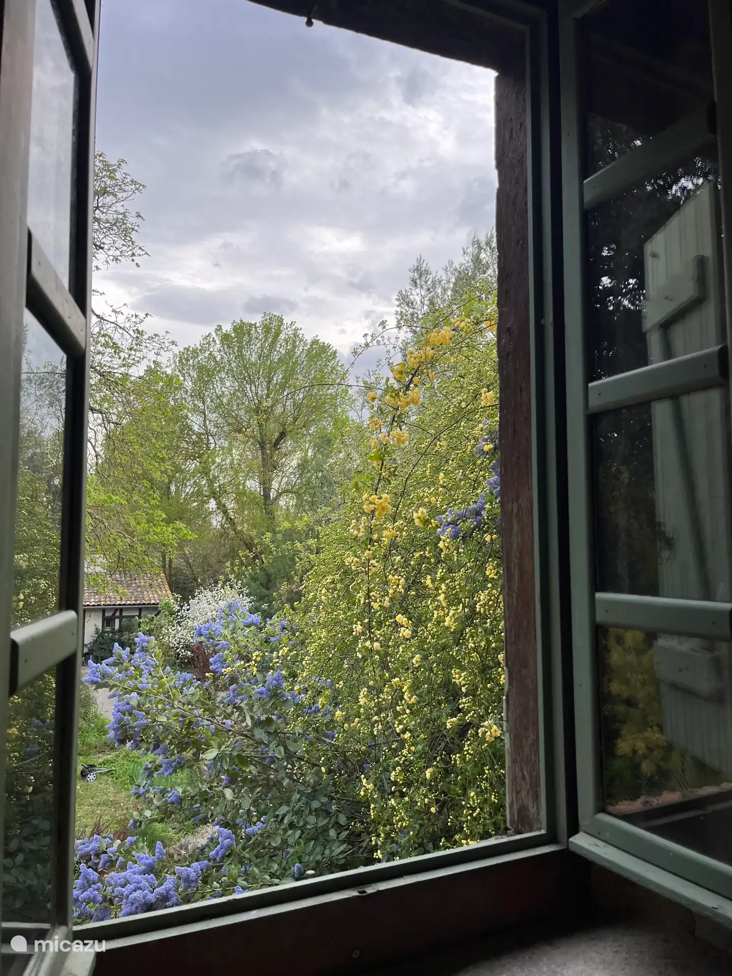 Vista desde el dormitorio del jardín y la casa de la piscina con spa.