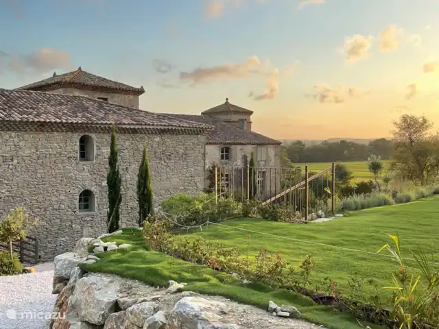 Location de Vacances France, Aude, Alzonne, villa - Maisons du Parc au Domaine le Puget Le côté nord du Puget avec vue sur les Pyrénées.
Notre domaine est derrière et en dessous de la tour sur cette photo.