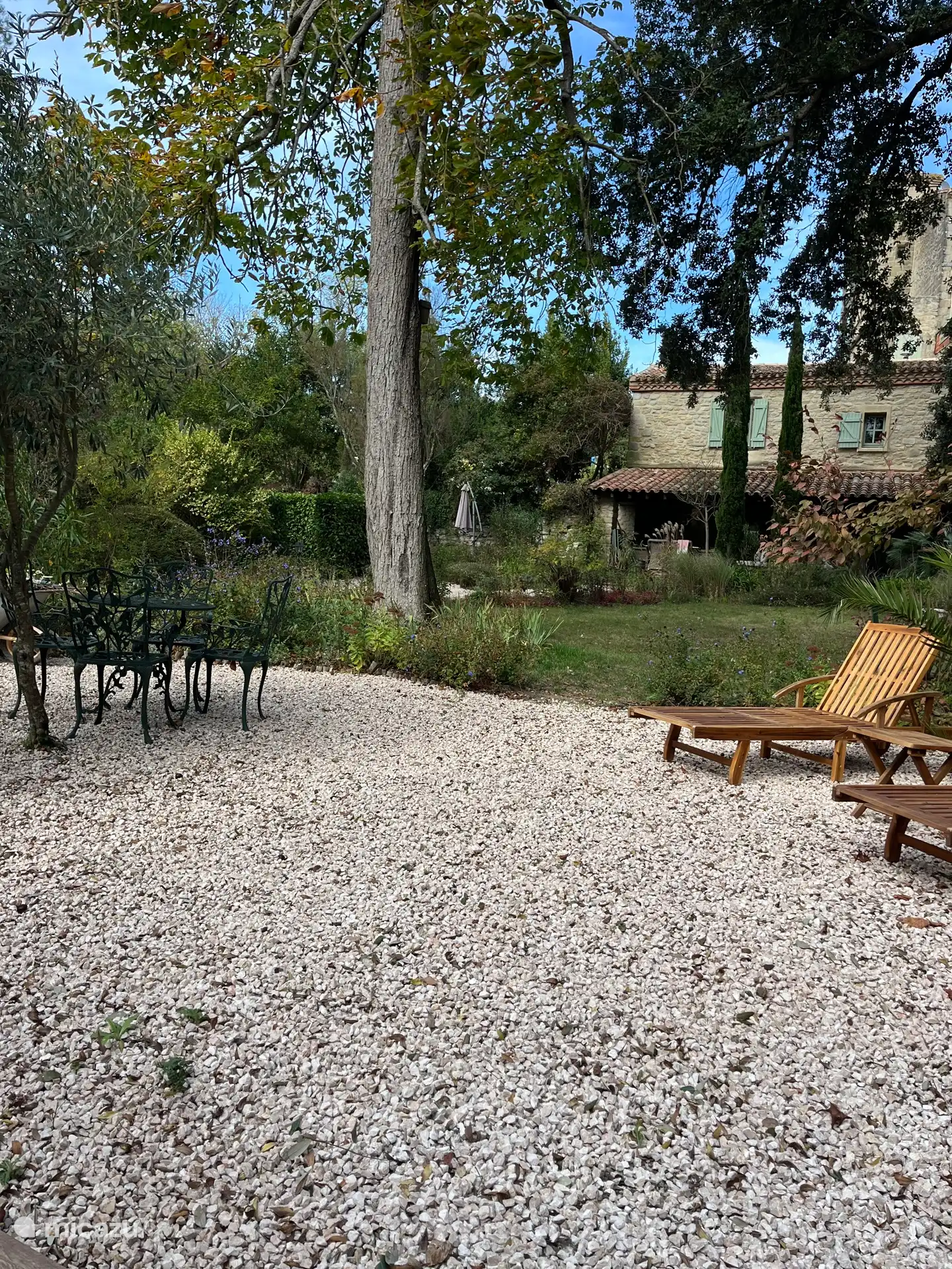 Vista de la Maison du Parc desde la terraza de la piscina con spa.
