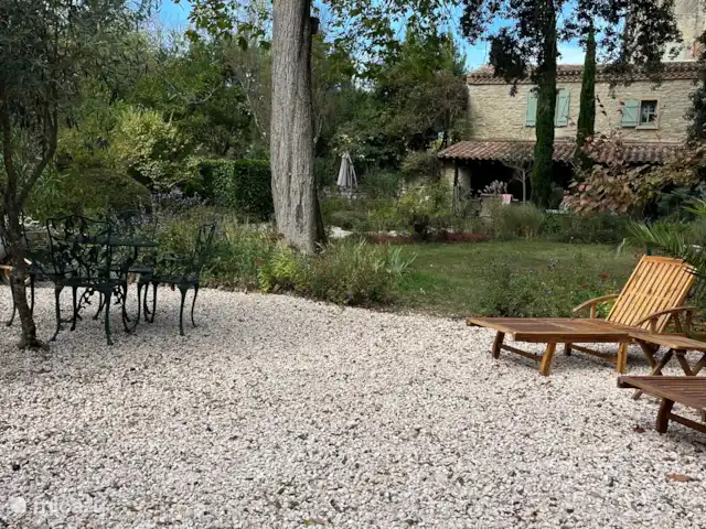 Location de Vacances France, Aude, Alzonne, villa - Maisons du Parc au Domaine le Puget Vue sur la Maison du Parc depuis la terrasse ensoleillée du Pool House avec Spa.