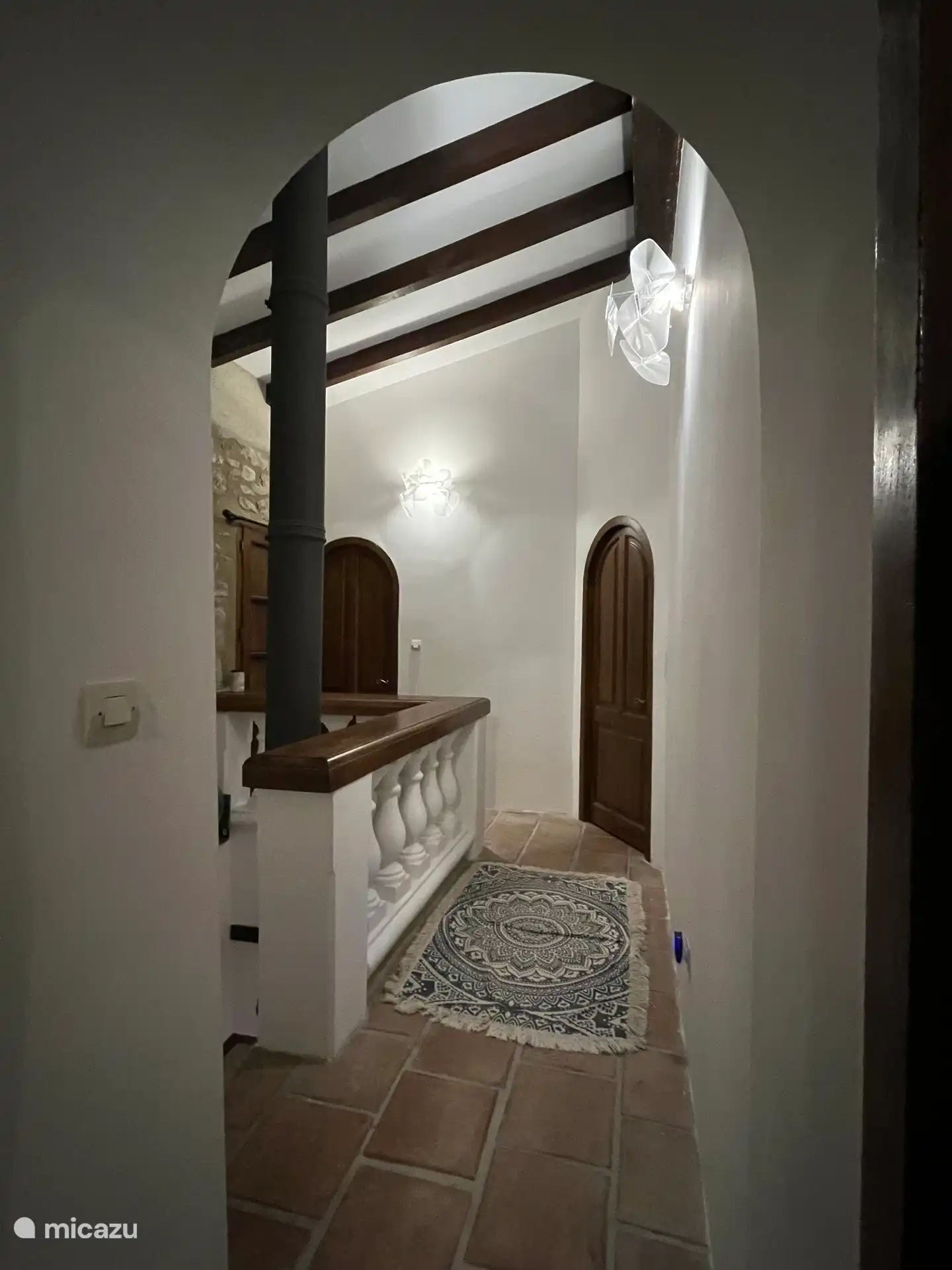 Amplio hall con iluminación de diseño.