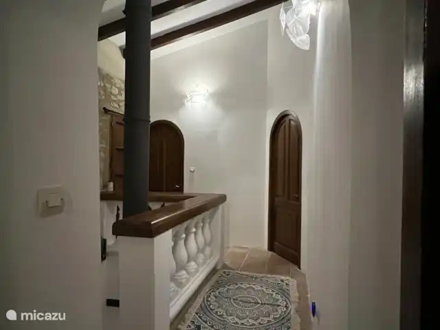 Location de Vacances France, Aude, Alzonne, villa - Maisons du Parc au Domaine le Puget Hall spacieux avec éclairage design.