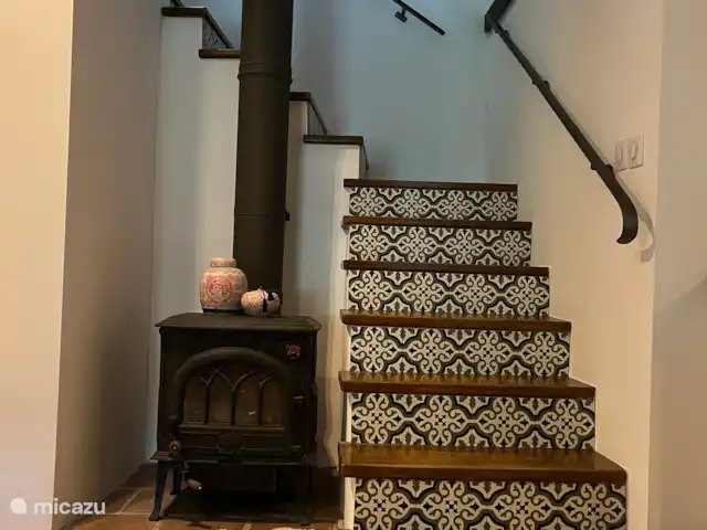Location de Vacances France, Aude, Alzonne, villa - Maisons du Parc au Domaine le Puget Poêle à bois et escalier menant au premier étage de la Maison du Parc.