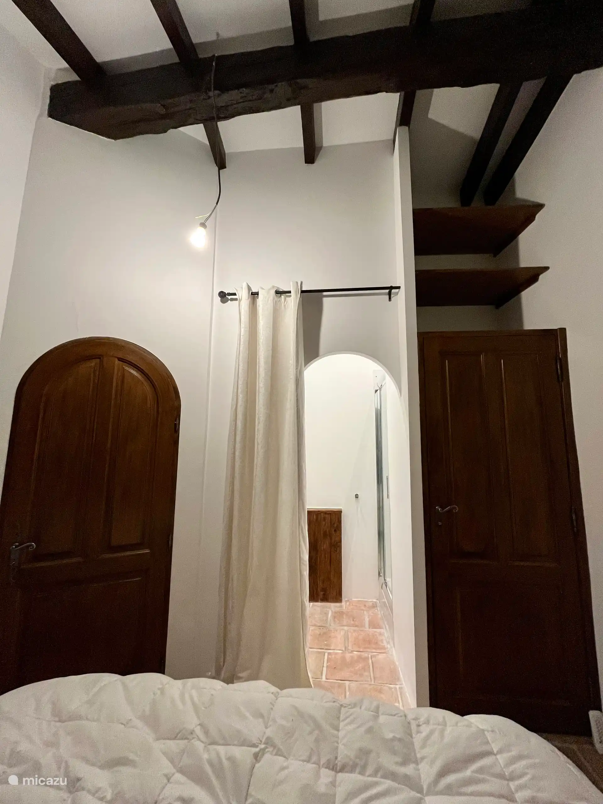 Con cuarto de baño a ras de suelo con lavabo.
Amplio armario de almacenamiento.