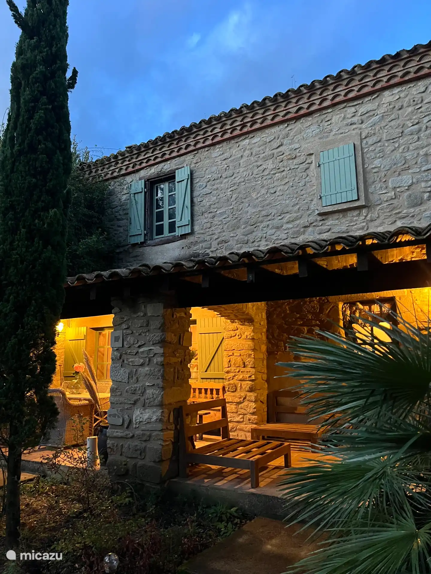 La amplia terraza ofrece espacio para un salón y una mesa de comedor con 6 sillas.