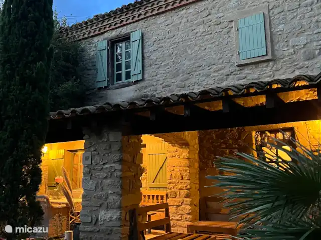Location de Vacances France, Aude, Alzonne, villa - Maisons du Parc au Domaine le Puget La véranda spacieuse offre de l’espace pour un salon et une table à manger avec 6 chaises.