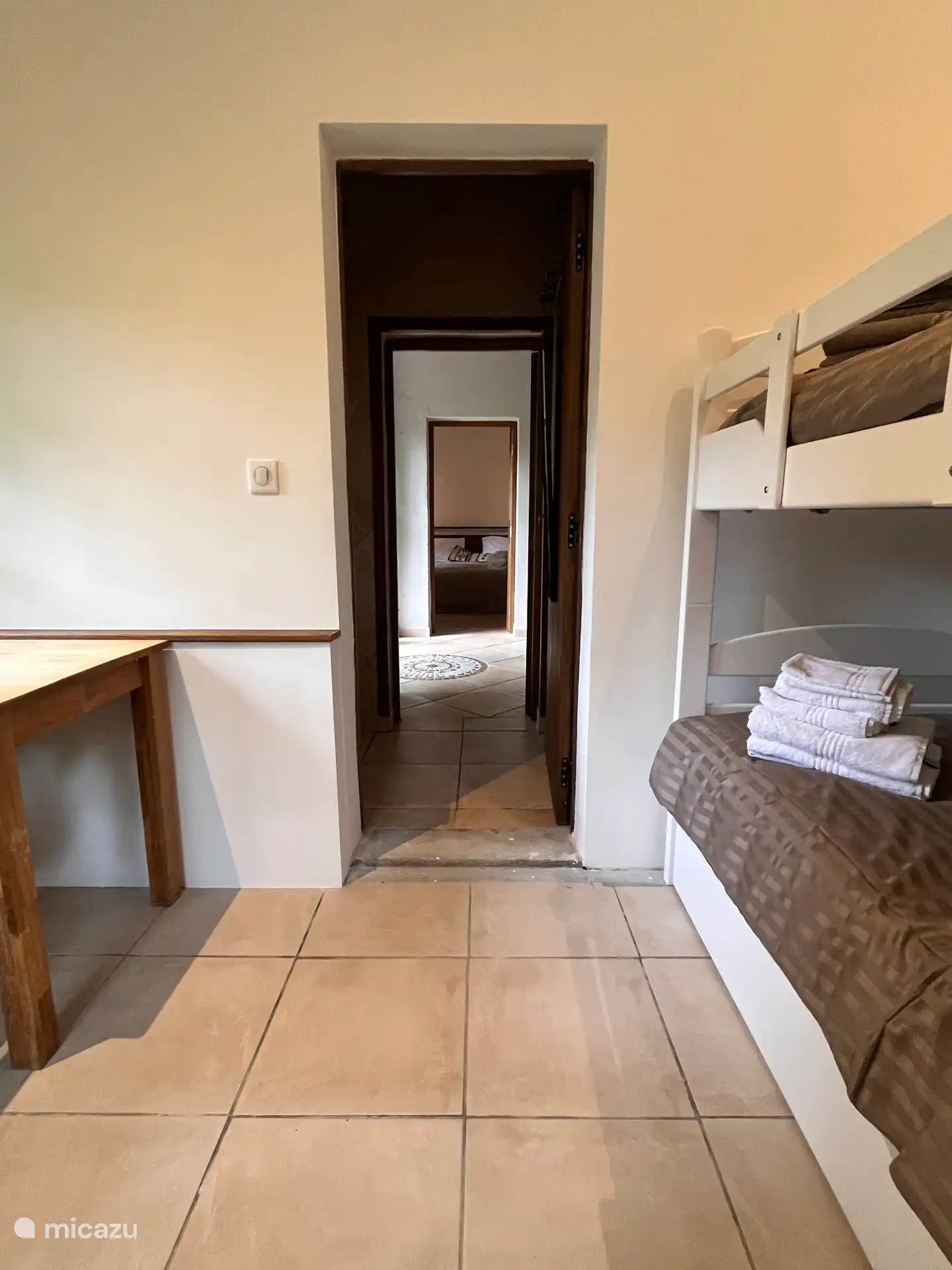 Habitación infantil Casita con piscina con litera y tercera cama nido debajo. 