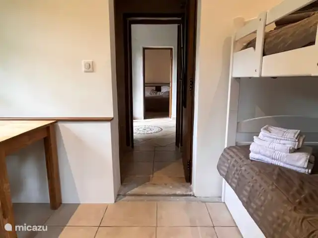Location de Vacances France, Aude, Alzonne, villa - Maisons du Parc au Domaine le Puget Chambre d’enfants Pool house avec lits superposés et troisième lit gigogne en dessous.