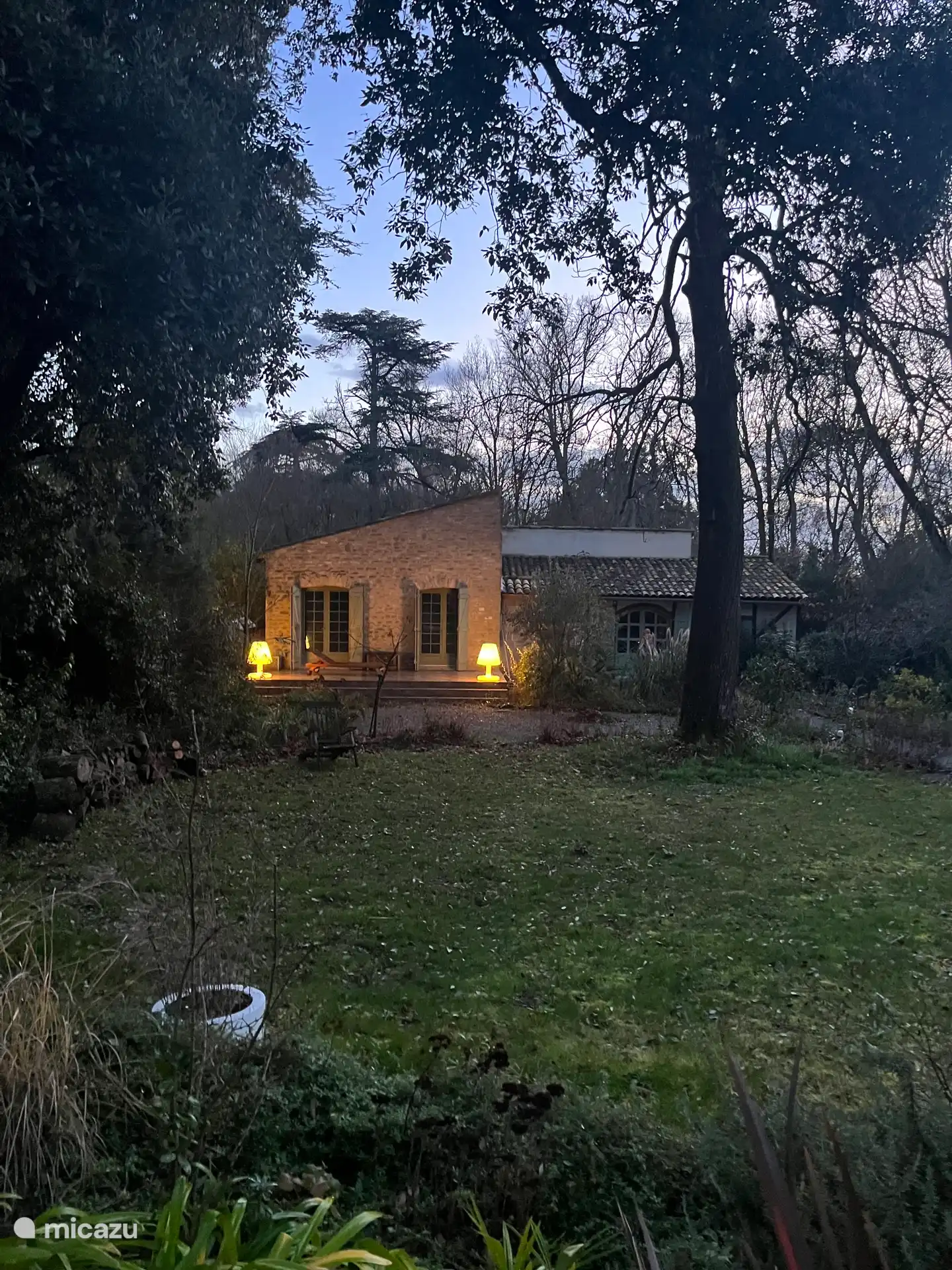 Casa de la piscina con Spa separado y solárium.