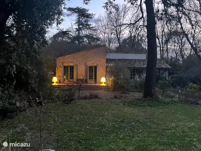 Location de Vacances France, Aude, Alzonne, villa - Maisons du Parc au Domaine le Puget Pool house avec spa séparé et terrasse ensoleillée.