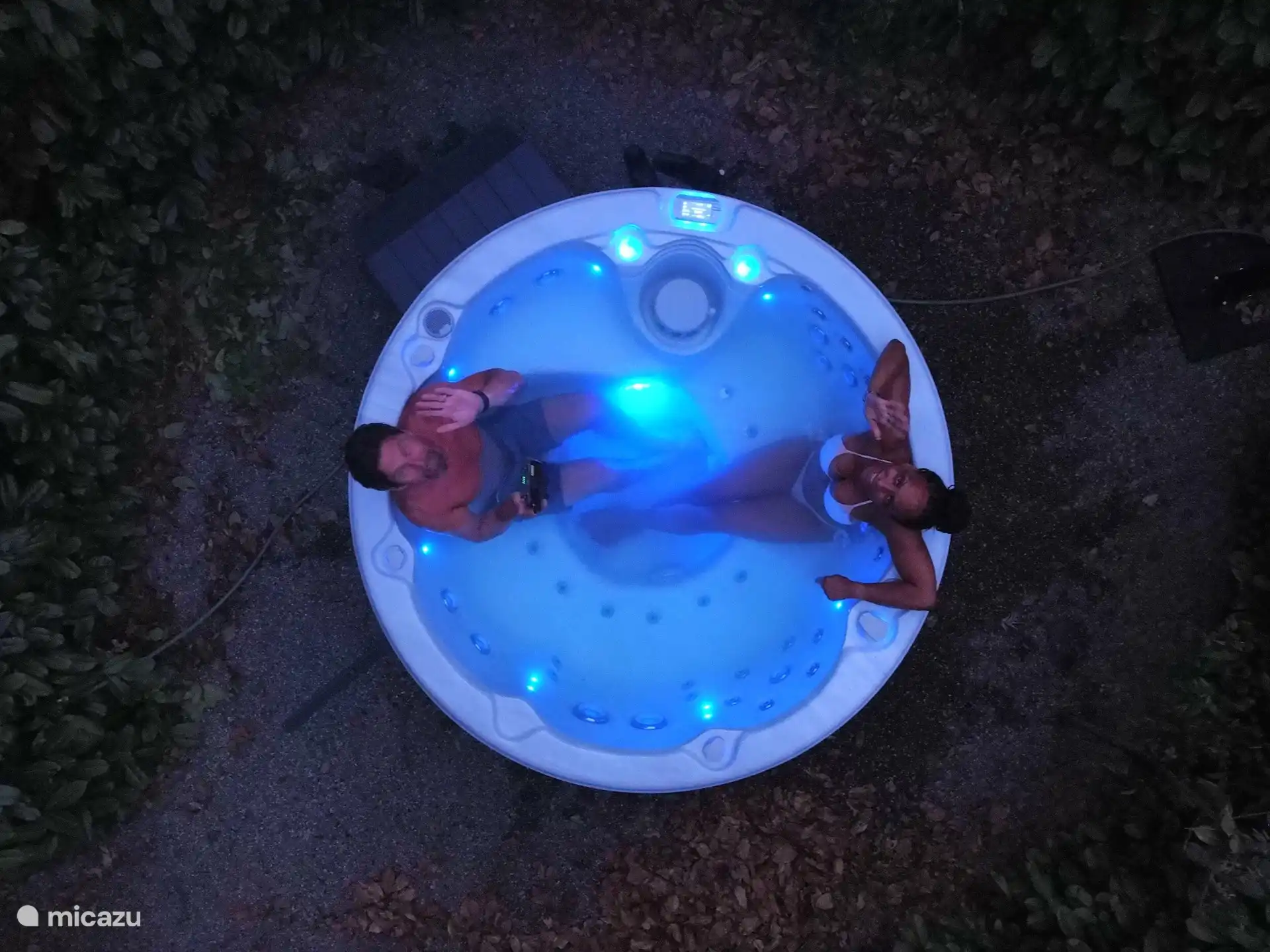 Jacuzzi completamente privado rodeado de setos. Hermosa vista del cielo estrellado en noches despejadas.