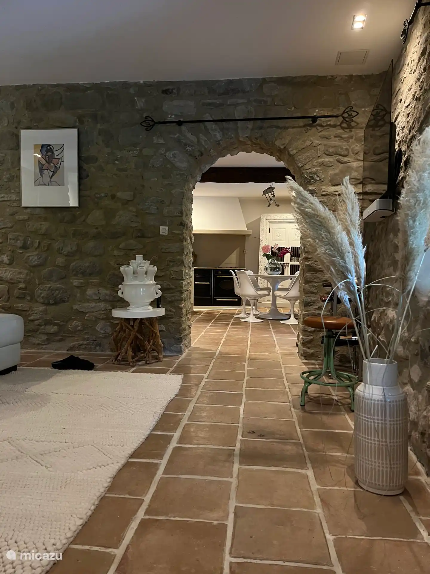 Los gruesos muros medievales le dan un ambiente extra.