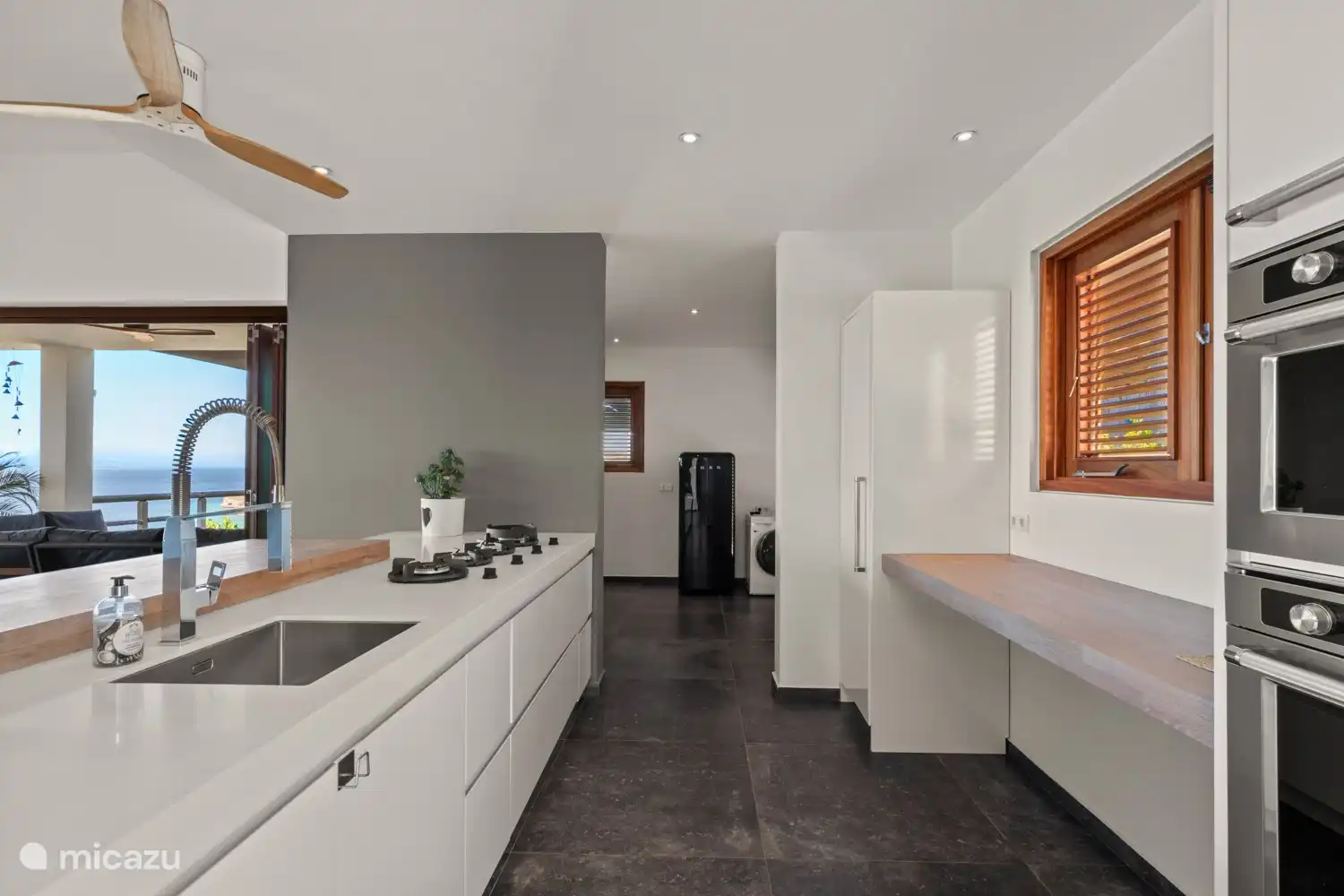 Offene Küche voll ausgestattet