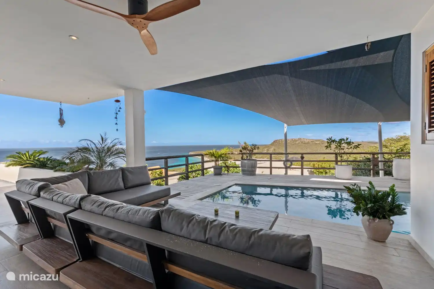 Loungebereich am Pool