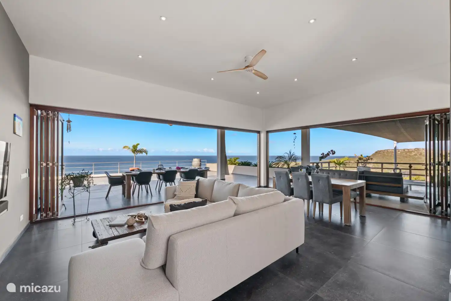 Wohnzimmer mit Türen, die sich vollständig öffnen lassen.