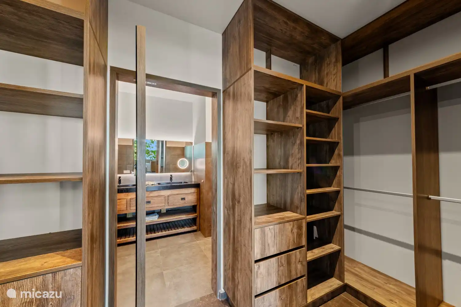 Begehbarer Kleiderschrank