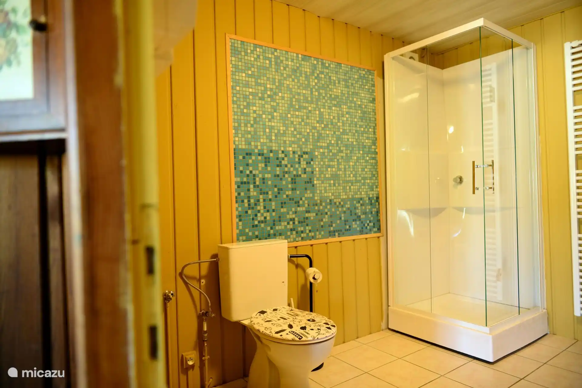 Amplio cuarto de ba&#241;o con ducha, inodoro y lavabo