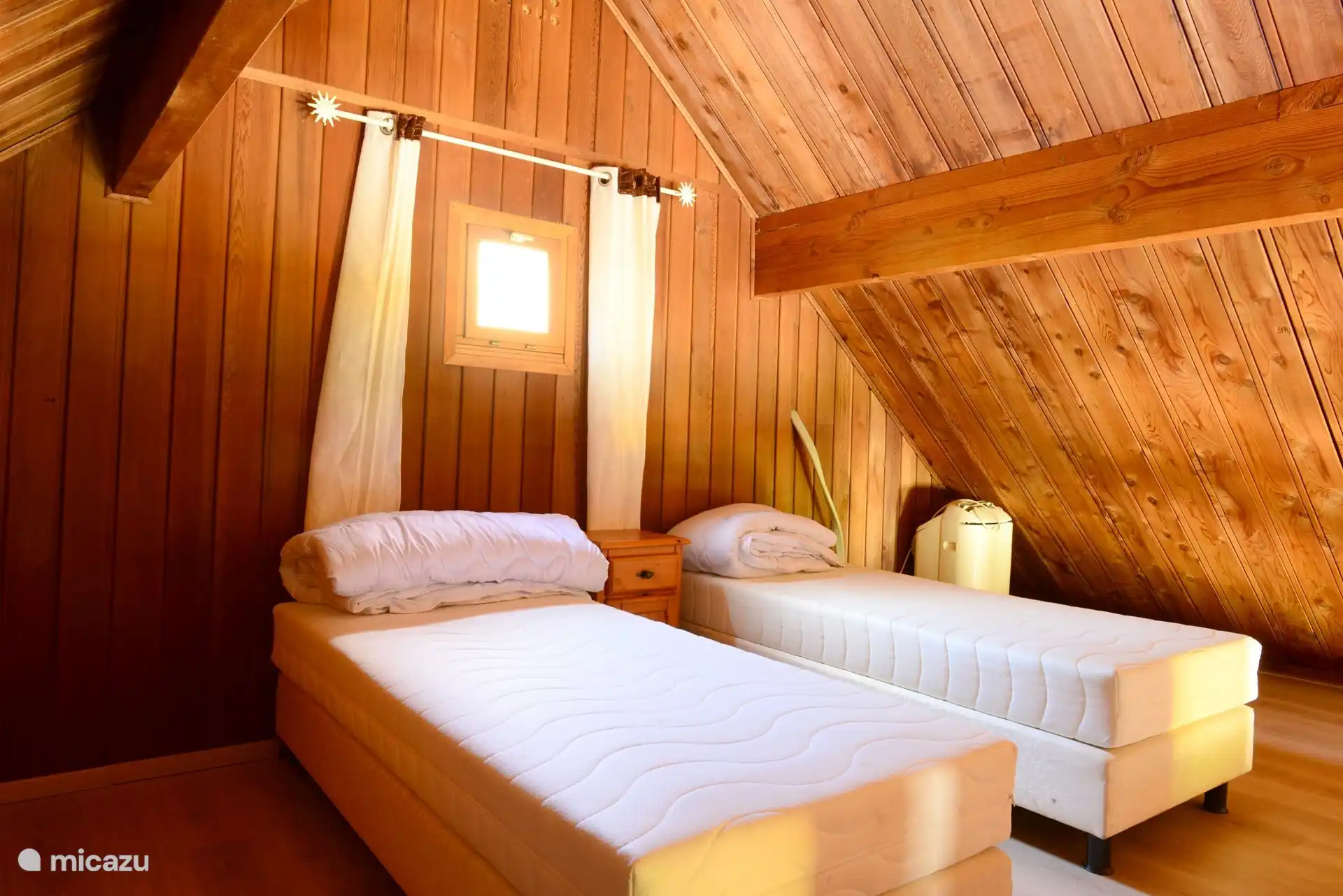 En el primer piso tiene una habitaci&#243;n abuhardillada abierta con 2 somieres para 1 persona + aire acondicionado