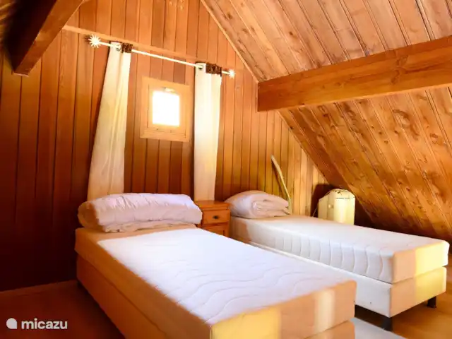 Maison Tournavaux | France, Ardennes françaises , Tournavaux - chalet Au premier étage, vous avez une chambre mansardée ouverte avec 2 sommiers tapissiers 1 personne + climatisation