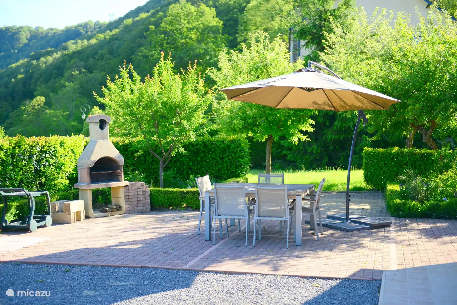 En esta gran terraza se puede disfrutar de un hermoso entorno. Tampoco debe faltar una barbacoa