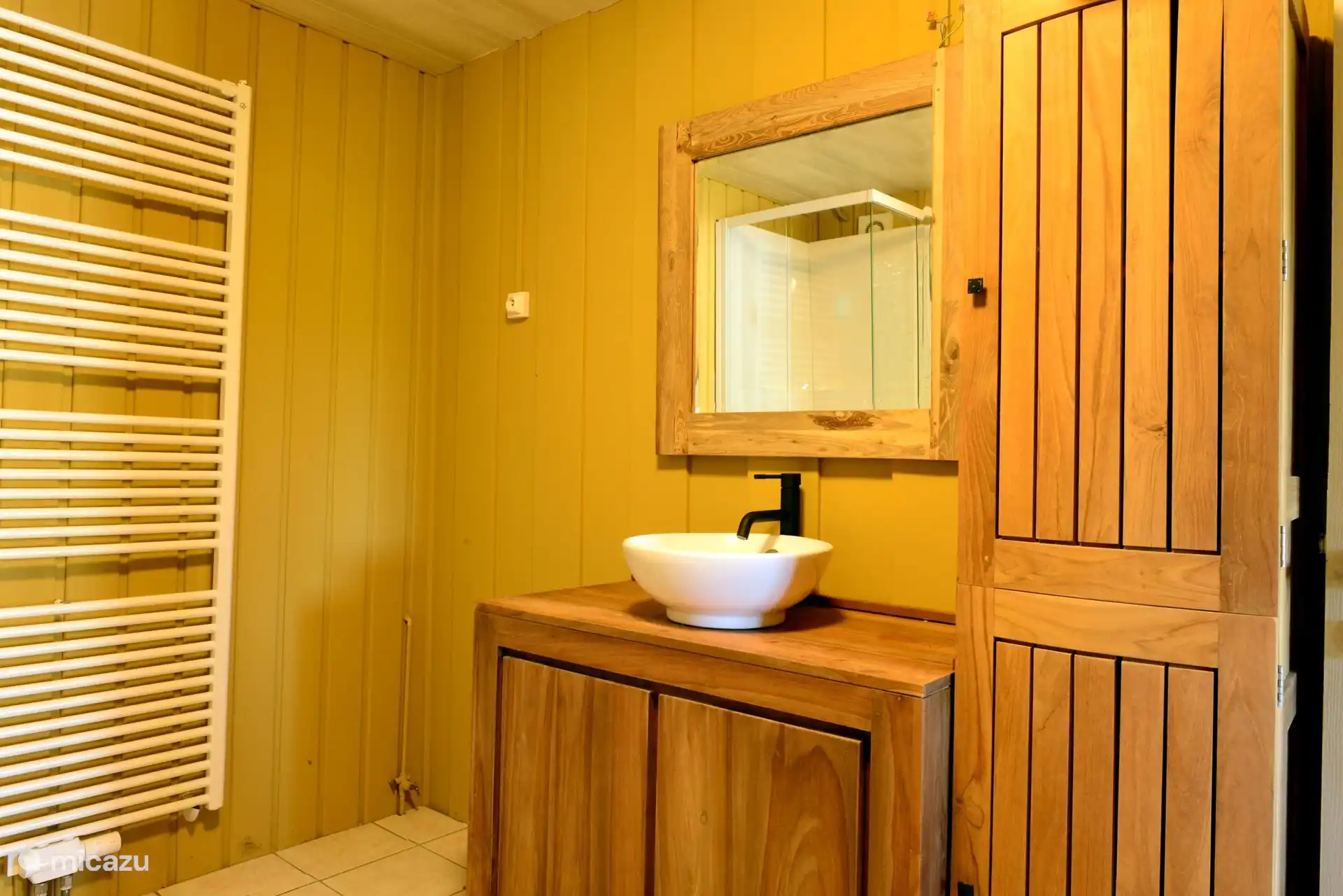 Amplio cuarto de ba&#241;o con ducha, inodoro y lavabo