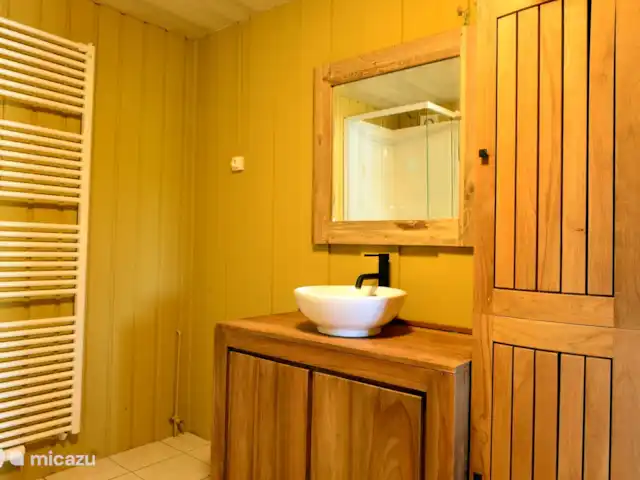 Maison Tournavaux | France, Ardennes françaises , Tournavaux - chalet Salle de bain spacieuse avec douche, toilettes et lavabo