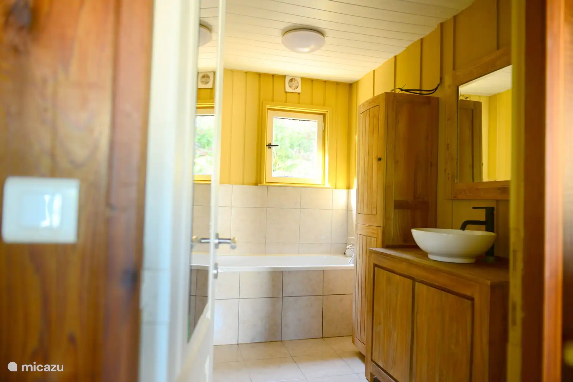 Amplio cuarto de ba&#241;o con ba&#241;era y lavabo