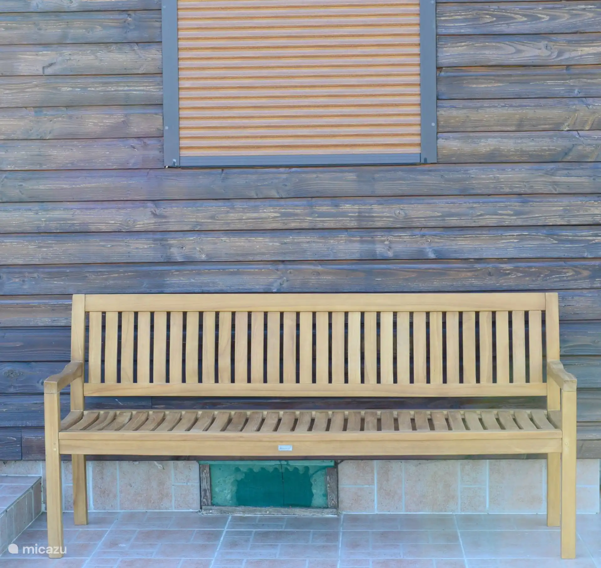 Desde este banco se tiene una hermosa vista del jard&#237;n y los alrededores