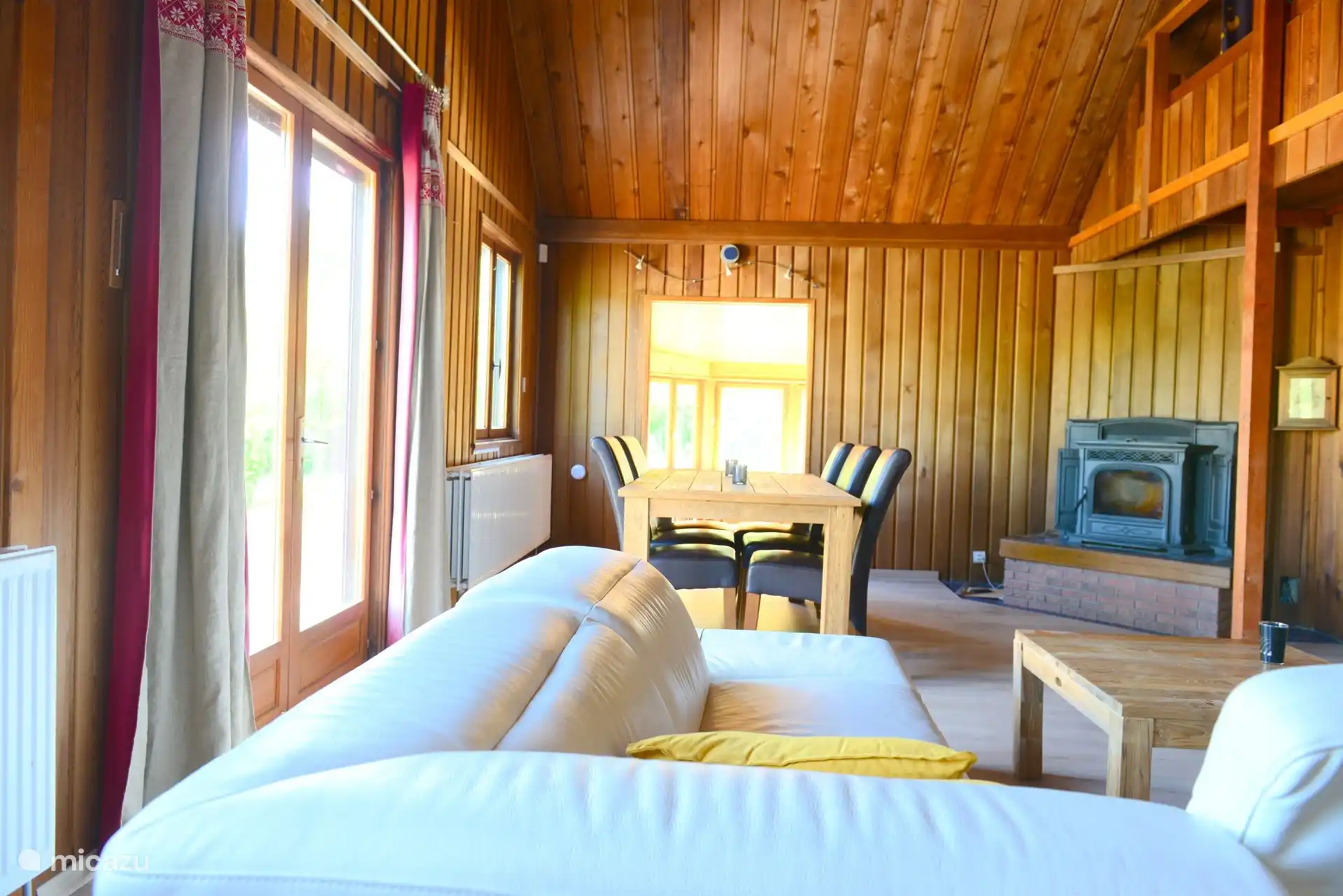 Desde la acogedora sala de estar se tiene una hermosa vista del jard&#237;n y los alrededores.