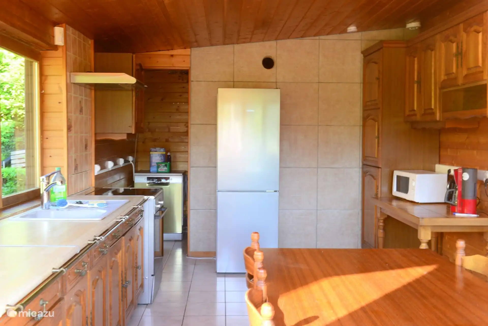 Esta cocina cuenta con fogones con horno, congelador, frigor&#237;fico combinado, lavadora, lavavajillas y todo tipo de electrodom&#233;sticos. Hermosa vista del jard&#237;n y los alrededores