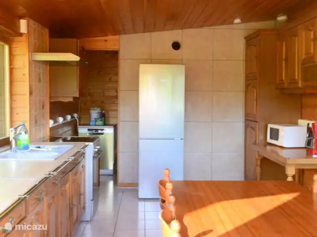 Maison Tournavaux | France, Ardennes françaises , Tournavaux - chalet Cette cuisine dispose d’une cuisinière avec four, d’un congélateur, d’un réfrigérateur, d’un lave-linge, d’un lave-vaisselle et de toutes sortes d’appareils électriques. Belle vue sur le jardin et les environs