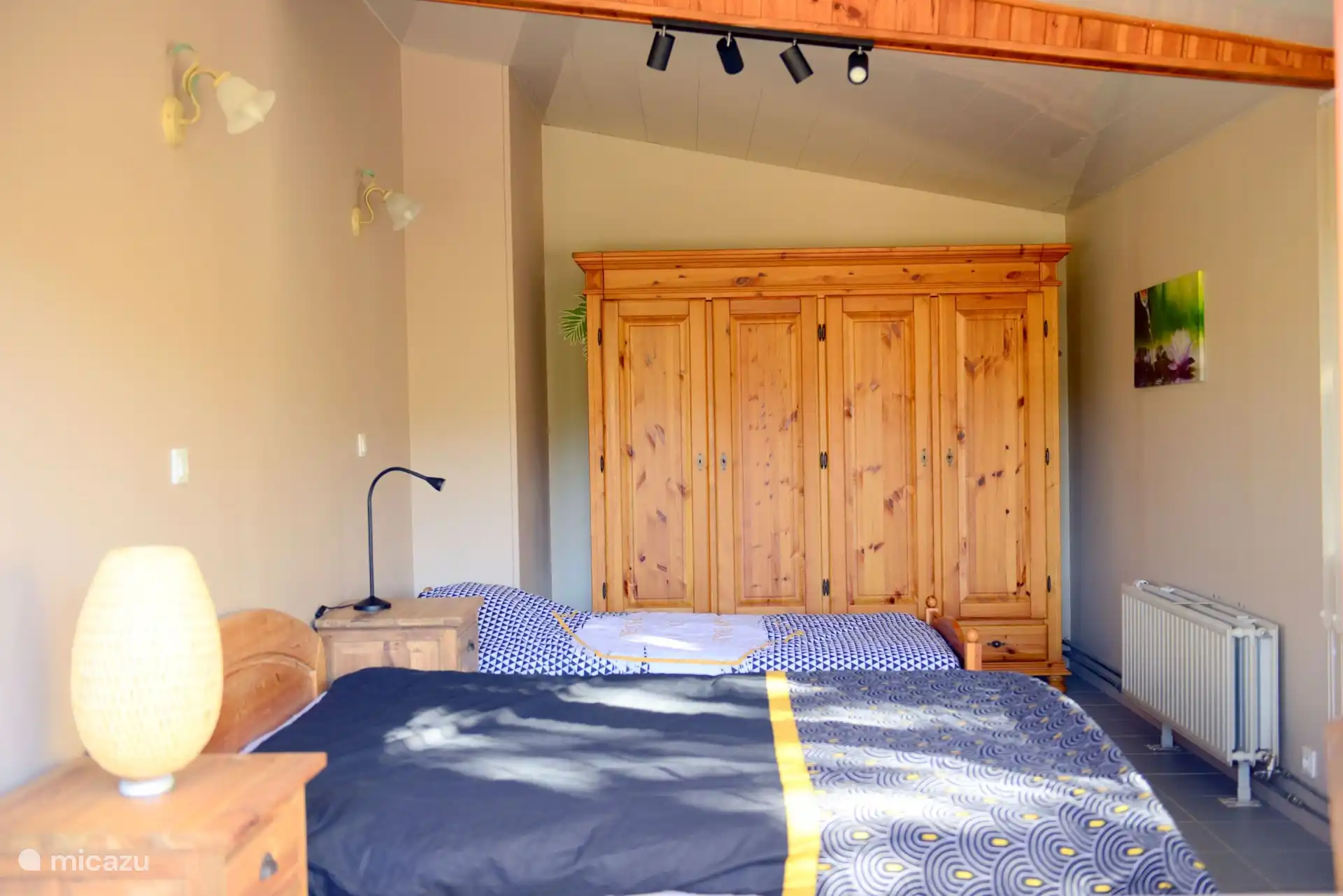 El dormitorio 1 es espacioso y tiene un somier king-size + somier para 1 persona. De nuevo, una hermosa vista del jard&#237;n y los alrededores.