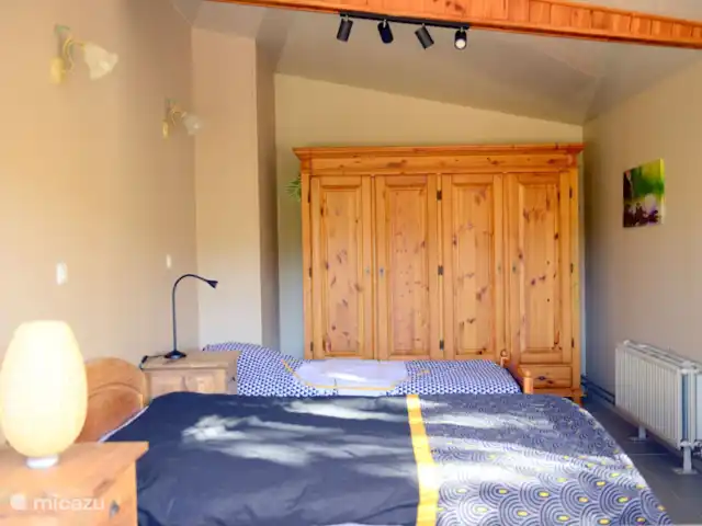 Maison Tournavaux | France, Ardennes françaises , Tournavaux - chalet La chambre 1 est spacieuse et dispose d’un sommier king-size + sommier tapissier pour 1 personne. Encore une fois, une belle vue sur le jardin et les environs.