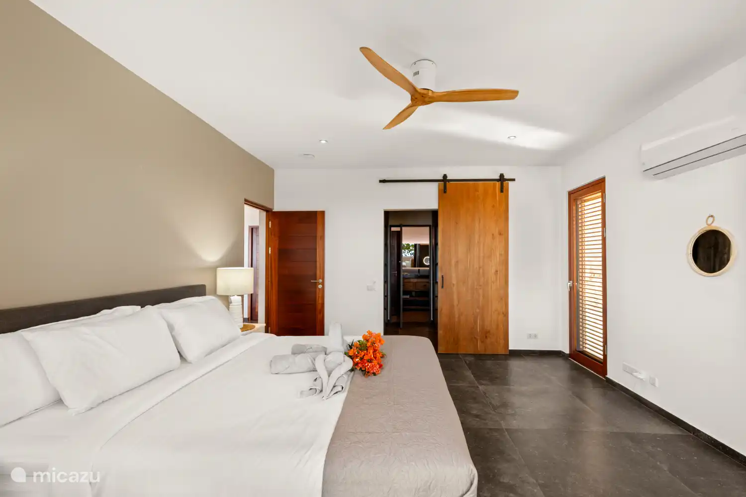 Hauptschlafzimmer mit begehbarem Kleiderschrank und Bad en suite