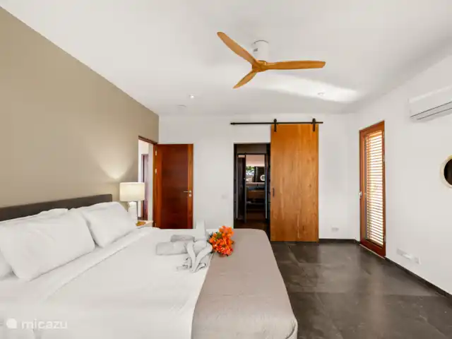Villa Lahara huren in Curaçao, Banda Abou (west), Cas Abao - villa Master slaapkamer met walk in closet en badkamer en suite